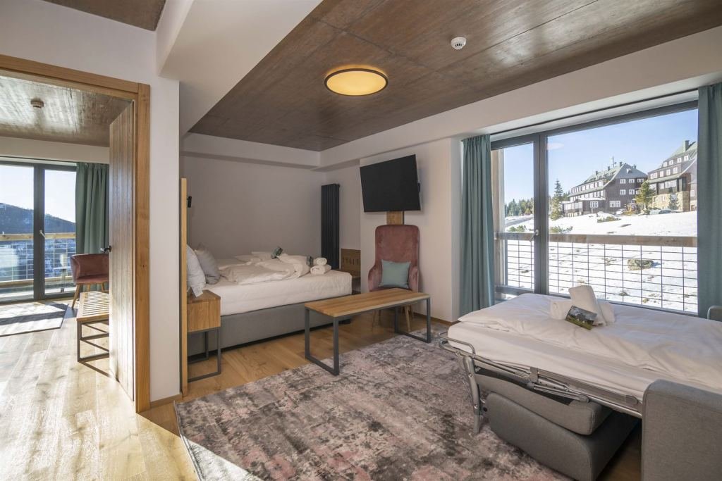 Pokoje mají 2 oddělené ložnice s balkóny. Jižně orientované panoramatické okno a balkón s krásným výhledem do údolí Špindlerova Mlýna.