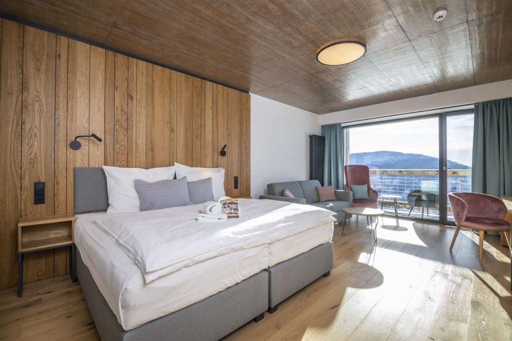 Pokoje typu Stodola Jih mají jižně orientované panoramatické okno a balkón s krásným výhledem do údolí Špindlerova Mlýna.