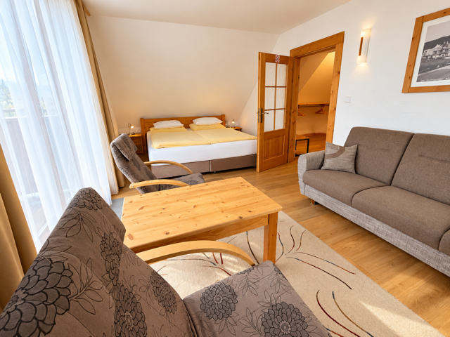 Familienzimmer sind zwei auf der obersten Etage. Jedes hat zwei Schlafzimmer. Ein Hauptschlafzimmer und ein kleineres für Kinder. Jedes Zimmer kann insgesamt 5 Personen beherbergen.