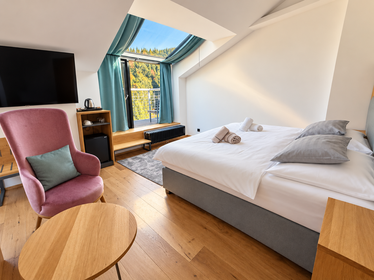 Die Zimmer haben 2 getrennte Schlafzimmer mit Balkonen. Das Panoramafenster und der Balkon sind nach Süden ausgerichtet und bieten einen schönen Blick auf das Tal von Spindleruv Mlyn.